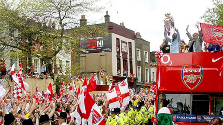 През 2004 г. Арсенал спечели титлата по безапелационен начин.