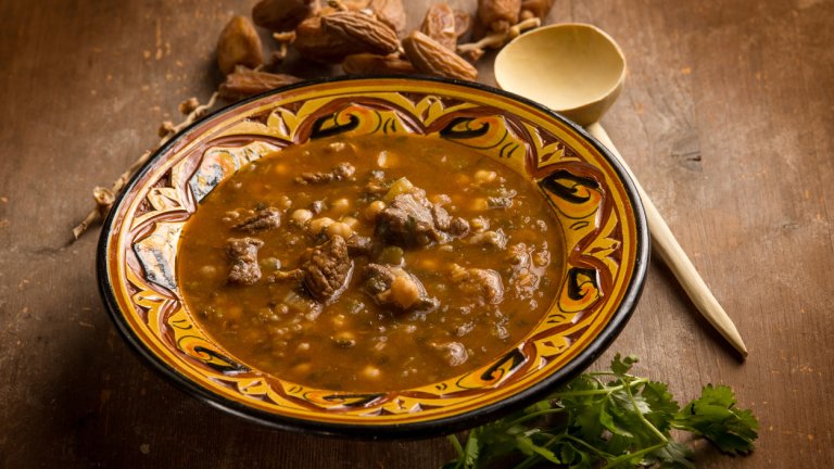 Гъста и засищаща супа от домати, нахут, леща и подправки