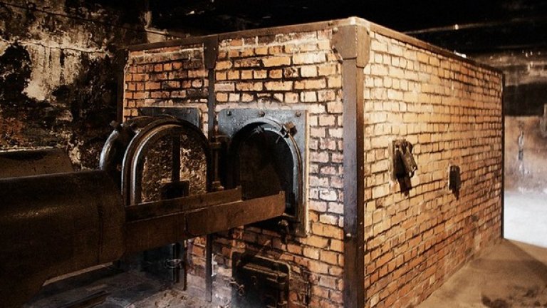 Кремтариум 1 - след напускането на SS-силите, той е почти разрушен, но днес е реставриран като място за памет.