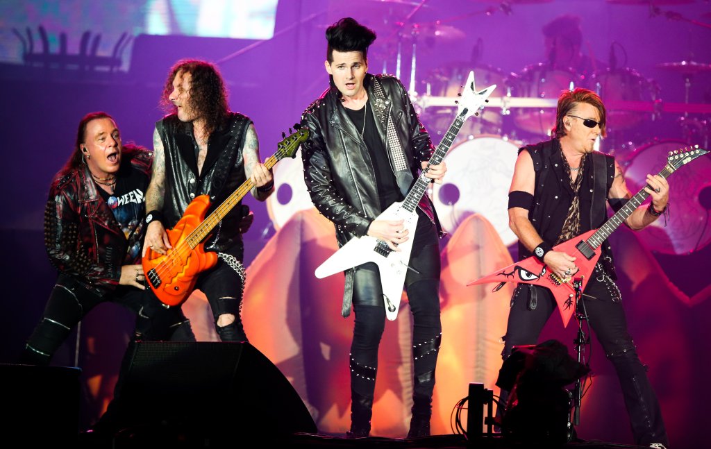 Музикални хроники: Той искаше да напусне бандата и написа песен за това, а тя промени живота на всички тях