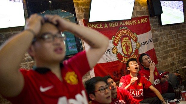 Привърженици на Юнайтед гледат мач в Шанхай.