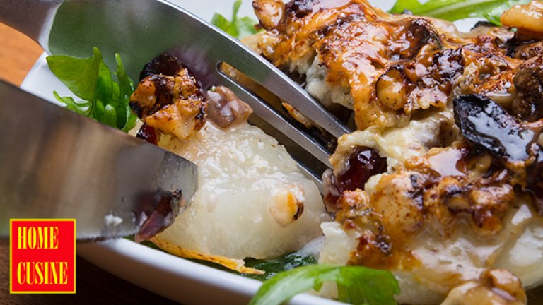 Печени круши със синьо сирене и боровинки