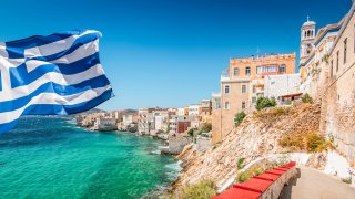 Синдикатите скочиха срещу Мицотакис, но той вярва, че така решава демографския проблем