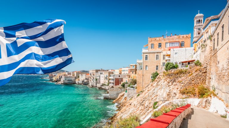 Синдикатите скочиха срещу Мицотакис, но той вярва, че така решава демографския проблем