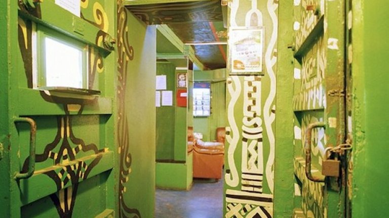 Клуб Грибоедов (The Trendy Griboyedov Club) в Санкт Петербург, Русия. "Хората използват някои подземни бункери, за да пият, да се веселят. Това е празненство на живота вместо очакване на смърт и разрушение. Клуб Грибоедов отразява това намерение. Най-накрая има смисъл от бомбоубежищата" - пише Рос