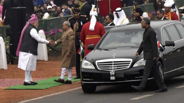 Пранаб Мукерджи - президент на Индия
Mercedes-Maybach S 600 Pullman Guard

Също както Путин и Меркел, индийският президент залага на Mercedes, произведен в Щутгарт. Освен задължителната бронебойна защита, лимузината на Мукерджи има автоматична система за подаване на сигнал за опасност при всеки случай, в който се активира някоя от 8-те въздушни възглавници или системата за сигурност на обезопасителните колани.