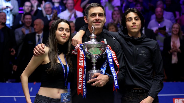 След триумфа си на финала срещу Джъд Тръмп на Световното по снукър, Рони отпразнува победата си с другите си две по-малки деца: Лили и Рони-младши.