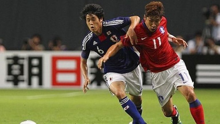 Лий Кеун-Хо (вдясно) с националния си отбор в мач срещу Япония