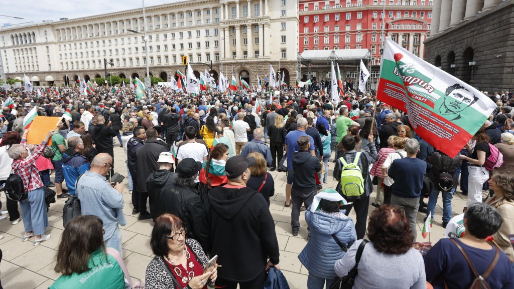 Протест в центъра на София в защита на лева (снимки)