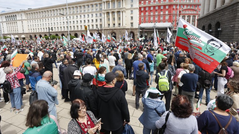 Протест в центъра на София в защита на лева (снимки)