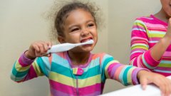 Елена много иска да си мие зъбите, но не го прави много добре. Четка предимно едни и същи зъби, пренебрегвайки останалите и времето, което посвещава на чистенето е все по-малко.