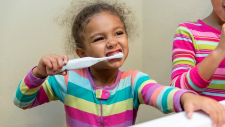 Елена много иска да си мие зъбите, но не го прави много добре. Четка предимно едни и същи зъби, пренебрегвайки останалите и времето, което посвещава на чистенето е все по-малко.