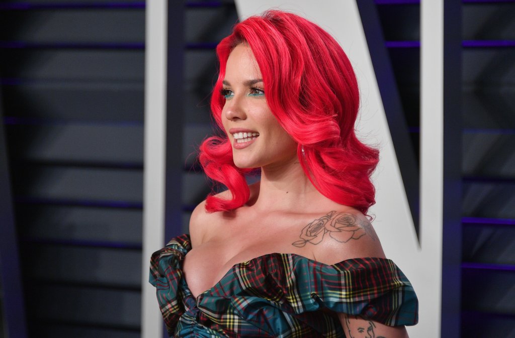 Вето върху ходенето по награждавания и церемонии 
В момента изпълнителката временно си е забранила да ходи по награждавания и церемонии, обидена от това, че често не музиката, а някой аспект от нея е на преден план - сексуалността ѝ, миналото ѝ или връзките ѝ. Тя има два сингъла, които са били номер едно в класацията на Billboard и държи три рекорда на Гинес, но казва, че любовта на феновете ѝ е най-важна.