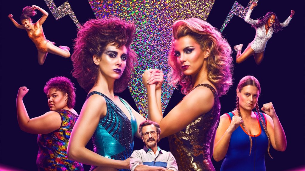 2. Glow
Още една продукция на Netflix. Момичета кечистки в трико се тупат на ринга, докато второкласен режисьор ги наблюдава от трибуните.