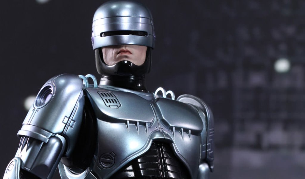 RoboCop (1987)
Първият научнофантастичен филм на Верховен и най-добрият му. Филмът разказва историята на кибер-полицай и неговата акция срещу подземния живот на Детройт. Както всички филми на режисьора и този предава посланието си с много стил. Наситения