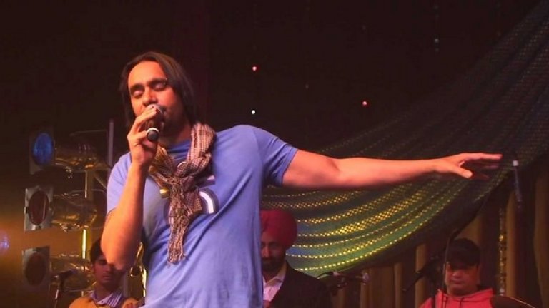 Концерт на Babbu Maan в Панджаб
Аналогът на българския Слави Трифонов – индиецът Бабу Маан (Babbu Maan) е известен текстописец, актьор, филмов продуцент от областта Панджаб. През февруари 2015-та, той събра 1 500 000 души на концерт, проведен по повод състезание за купата по кабади – колективен спорт на 4000 години, който наскоро беше включен в Азиатските игри