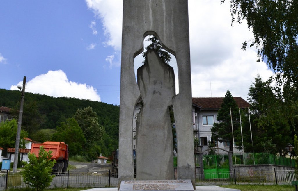 Паметникът на жителите на селото, участвали в последната фаза на Втората световна война.