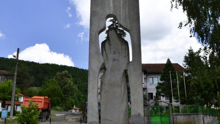Паметникът на жителите на селото, участвали в последната фаза на Втората световна война.