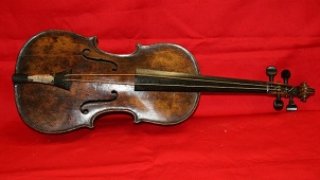 Цигулката, свирилa на „Титаник”, бе продадена за 1,5 милиона долара