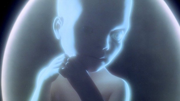 6. 2001: A Space Odyssey (1968)

"Мистерия" е слабо определение за "2001: Космическа одисея" на Стенли Кубрик, но проблемът на филма не е енигматичното и неразгадано естество на сюжета. Основната мистерия на филма – странните черни монолити, които сякаш призовават човечеството – изглежда разрешена, но финалният контакт запраща аудиторията през Космоса, за да завърши с кадър на прочутото ‘звездно дете’; гигантски зародиш, носещ се до Земята.

Разбираемо, много критици са били също толкова объркани като зрителите. Посланието е трудно разбираемо отвъд шокиращата визия. Но има някаква логика: монолитът дава на маймуните мъдрост да използват оръжия и инструменти, и този нов "втори скок" (по-добре обяснен в романа на Артър Кларк “2001: Една Одисея в Космоса") отвежда хората отвъд живота и смъртта им, така че те се появяват като новородени в новото съзнание за по-мащабната вселена.

"2001" остава класика заради всичко - от музиката до декорите. Но слабостта към многозначителните послания води до объркване дори най-отдадените зрители. След като начертава основополагащи теми, които научната фантастика ще продължи да изследва в продължение на десетилетия, филмът завършва по-скоро с хленч, отколкото с интелектуален взрив, какъвто заслужава.