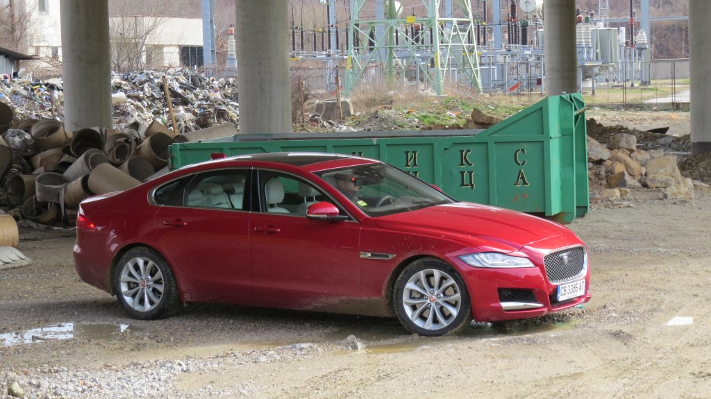 Jaguar XF може да бъде поръчан с двигатели, развиващи между 163 и 380 к.с.
