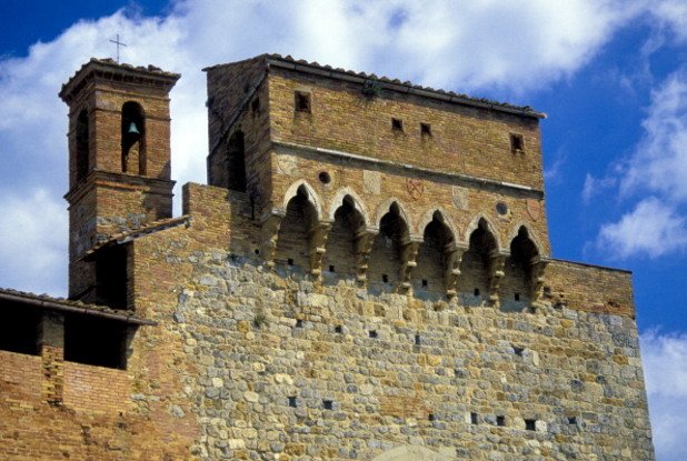 Сан Джиминяно (провинция Сиена, регион Тоскана) е бил пункт за отсядане на поклонниците, пътуващи към и от Рим. Крепостната стена датира от 1262 година и има дължина 2177 метра