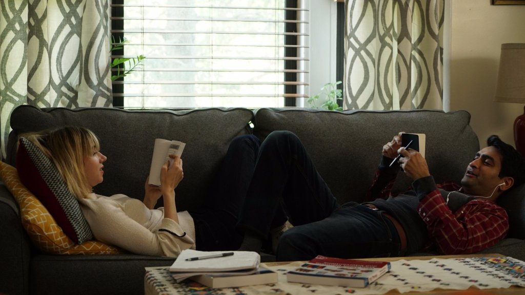 "The Big Sick" 
Написан от Кумаил Нанджиани и съпругата му Емили Гордън, филмът е един от тазгодишните неоачкавани хитове. За исторяита авторите са взимали богато от личния си опит на двойка от хора с различни култури.  
По кината: 23 юни