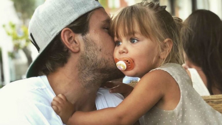 Хокеистът прекарва свободното си време с дъщеря си и гледа анимации като "Замръзналото кралство 2", а на леда не спира да се труди, за да се пребори за място при най-добрите