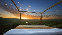 Звездно легло в Loisaba Wilderness. Следват "хотелите" на открито в Lion Sands, Южна Африка; Killa Bhawan, Индия; Ol Donyo Waus, Кения; Adrere Amellal, Сива; Blue Mountains Safari Private, Австралия.