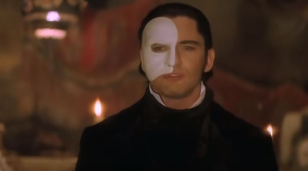 Фантомът във "Фантомът от операта" (The Phantom of the Opera, 2004 г.) - Джакман е потърсен за участие в поредната адаптация на мюзикъла на Андрю Лойд Уебър, на свой адаптация на френски роман. Актьорът обаче отказва, защото се е захванал с проекта "Ван Хелзинг", където играе ловец на чудовища. Така ролята на Фантома отива в ръцете на Джерард Бътлър. И макар "Ван Хелзинг" да не е сред най-силните филми в кариерата на Джакман, поне все още се появява по телевизиите от време на време. Мнозина може би изобщо не знаят за "Фантомът от операта" с Бътлър, така че решението на австралиеца вероятно е било за добро.