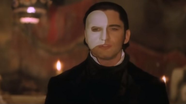 Фантомът във "Фантомът от операта" (The Phantom of the Opera, 2004 г.) - Джакман е потърсен за участие в поредната адаптация на мюзикъла на Андрю Лойд Уебър, на свой адаптация на френски роман. Актьорът обаче отказва, защото се е захванал с проекта "Ван Хелзинг", където играе ловец на чудовища. Така ролята на Фантома отива в ръцете на Джерард Бътлър. И макар "Ван Хелзинг" да не е сред най-силните филми в кариерата на Джакман, поне все още се появява по телевизиите от време на време. Мнозина може би изобщо не знаят за "Фантомът от операта" с Бътлър, така че решението на австралиеца вероятно е било за добро.