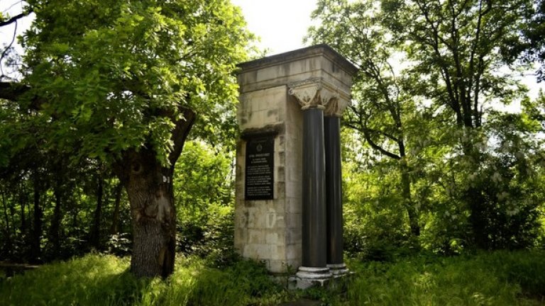 Плахи са стъпките сред покоя на мемориалния парк. Сякаш за да не смущава съня на загиналите герои, всичко тук е потънало в тишина и дори птиците пропяват едва-едва.