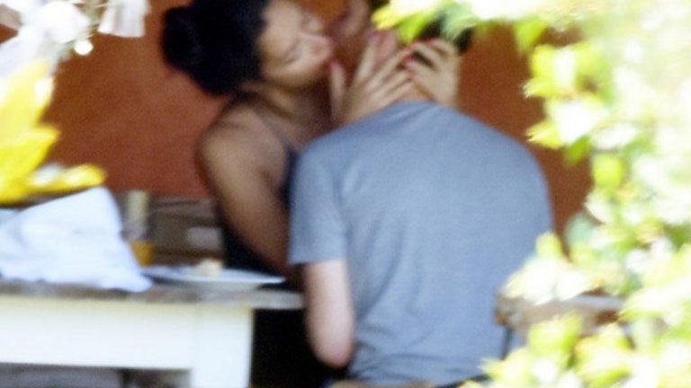 Поредната страстна целувка между двамата влюбени