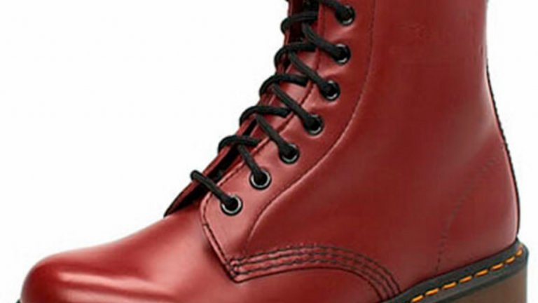 Вишневочервена кожа с жълт шев - класиката!