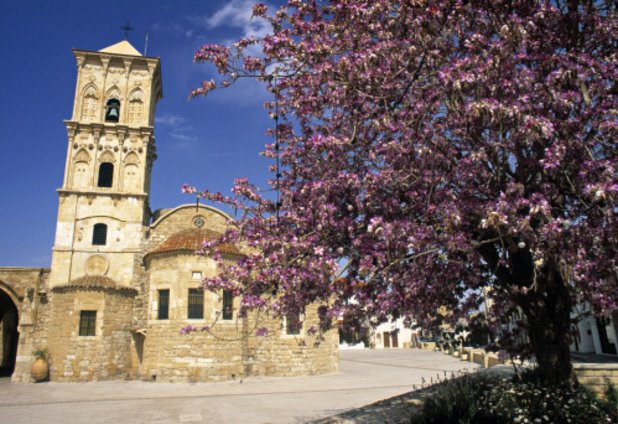 Ларнака в Кипър е град, чието съществуване датира от 1400 година пр.н.е. Той е основан от финикийците. Като туристическа дестинация днес се отличава с много красива крайбрежна линия, осеяна с палми