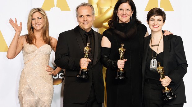 Дженифър Анистън позира с екипа на Citizen Four, които получиха награда за най-добър документален филм на годината