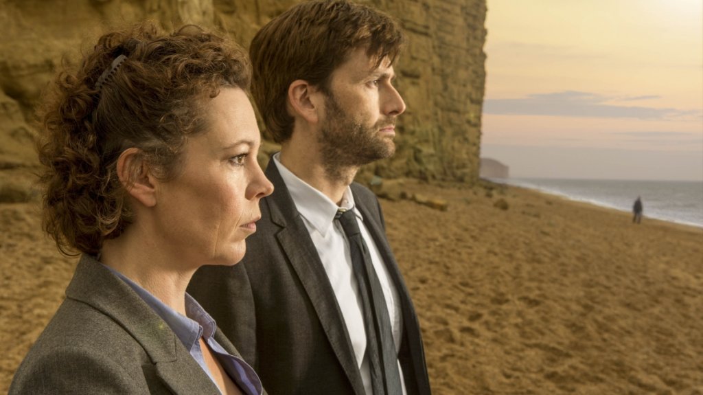 Broadchurch
Сезони: 3
Епизоди: 24
Добрата стара формула на "Туин Пийкс" за малкото градче, разтърсено от зловещо престъпление, тук е използвана за приготвянето на една ангажираща британска история. Тялото на местно момче е открито край градчето Дорсет. Жителите му са разтърсени от новината за убийството, а много техни тайни ще излязат наяве по време на разследването на двама детективи (Дейвид Тенант и Оливия Колман).
