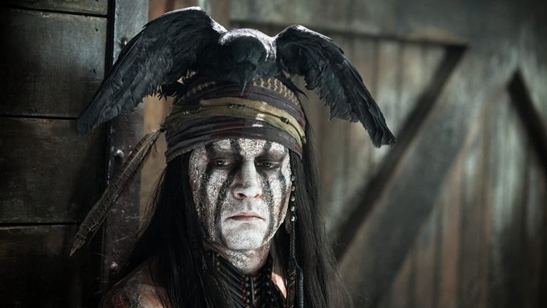 Джони Деп в "Самотният рейнджър" Джони Деп неведнъж е споделял, че има индиански корени, но това не пречи да предизвика скандал, когато е избран за ролята на Тонто в „Самотният рейнджър“. Въпреки недоволството именно Деп внася важни промени в сценария и в образа на героя, защото първоначално Тонто е бил съвсем второстепенен и незначителен персонаж.