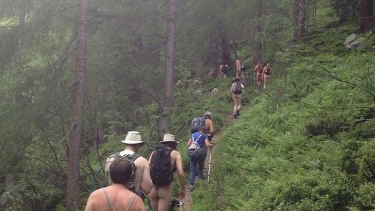 Когато към голите туристи се приближават групи облечени хора, повечето от тях се усмихват, забавляват се, или снимат деликатно. Но не винаги...