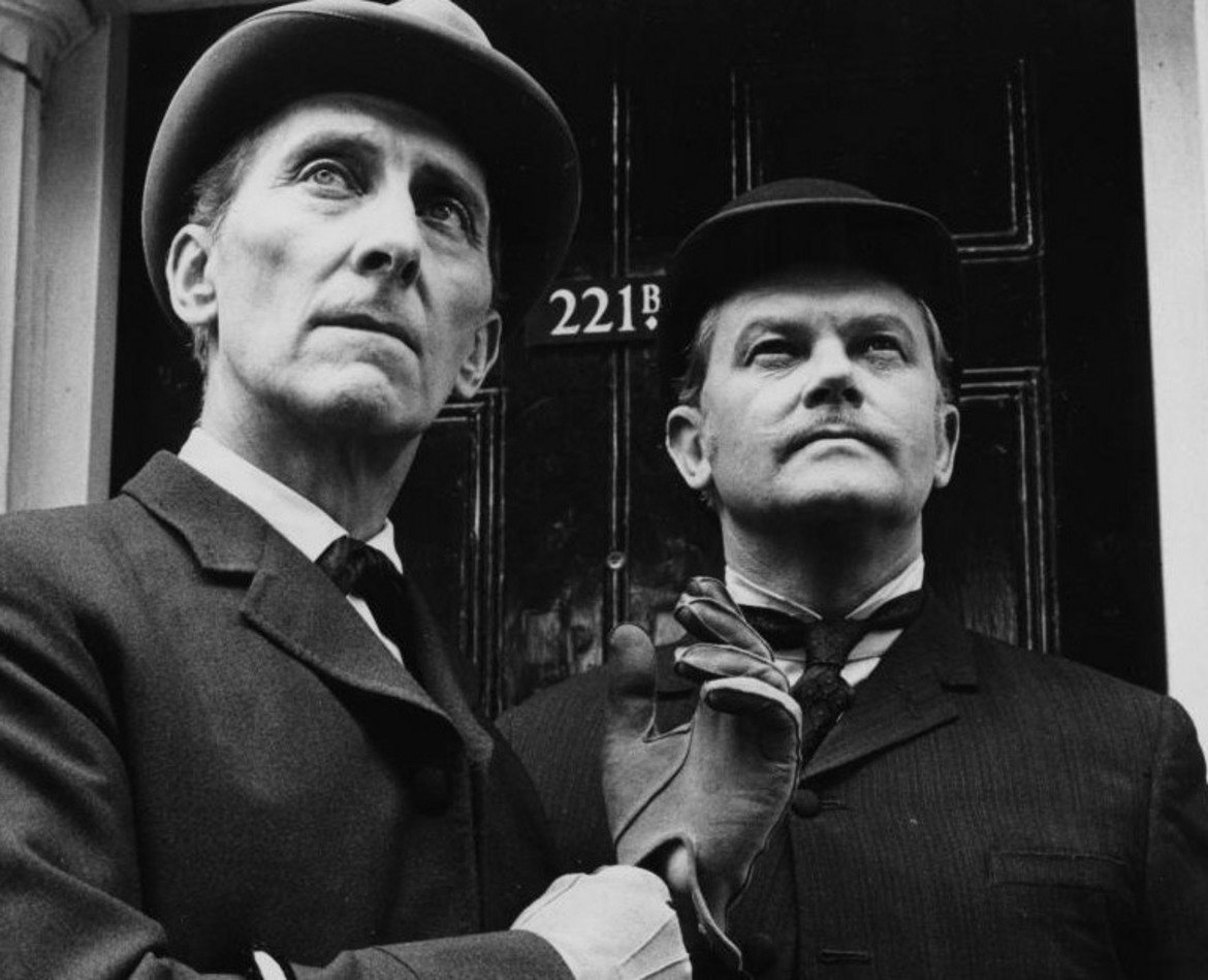 Питър Къшинг в Sherlock Holmes (1964-1968) – По-традиционна адаптация на творбите на Конън Дойл, дело на BBC, като по-любопитното тук е, че ролята на детектива се играе от Питър Къшинг. Може би сте го виждали в ролята на губернатор Таркин в първия Star Wars (Епизод 4: Нова надежда).  