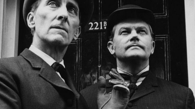 Питър Къшинг в Sherlock Holmes (1964-1968) – По-традиционна адаптация на творбите на Конън Дойл, дело на BBC, като по-любопитното тук е, че ролята на детектива се играе от Питър Къшинг. Може би сте го виждали в ролята на губернатор Таркин в първия Star Wars (Епизод 4: Нова надежда).  