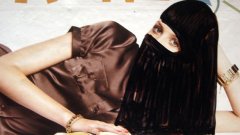 20-годишна графити-художничка пресича Париж инкогнито, рисувайки със спрей хиджаби и никаби върху мъже и жени модели по плакати и билбордове
