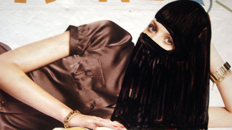 20-годишна графити-художничка пресича Париж инкогнито, рисувайки със спрей хиджаби и никаби върху мъже и жени модели по плакати и билбордове
