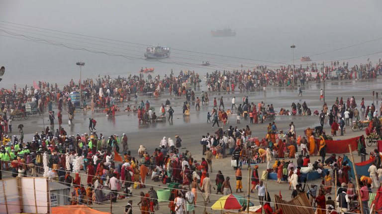 Цветна лудост: Свещеното ритуално къпане в река Ганг в кадри