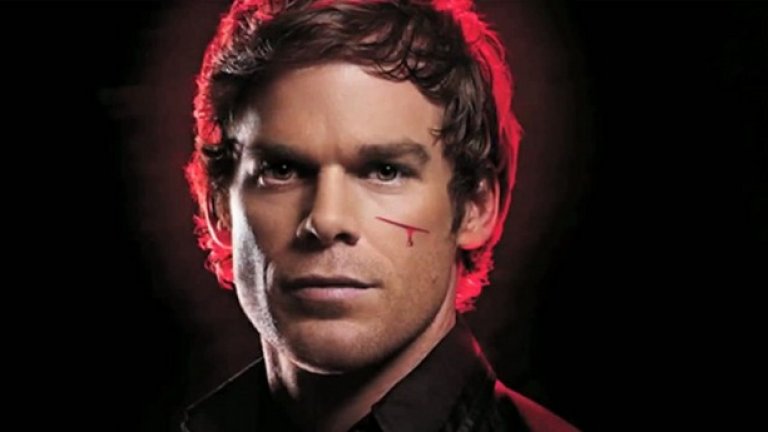 16. Dexter / Декстър

Сериал за сериен убиец, който всъщност убива само лошите. Добавете към това

пленяващ поглед в ума на един истински психопат, перфектно изигран от Майкъл Хол.

Даже 10 години след дебютния си епизод, „Декстър" продължава да звучи като шоу,

което заслужава да се гледа. И то определено бе такова в първите си три-четири

сезона.

Успешната му формула обаче започна да се повтаря сезон след сезон - Декстър се

сблъсква с по-голям психопат от него самия, но успява да надделее, докато се опитва

да изглежда на нормален гражданин.

Финалният пирон в ковчега на някога страхотното шоу бе неговият завършек в осмия му

сезон.