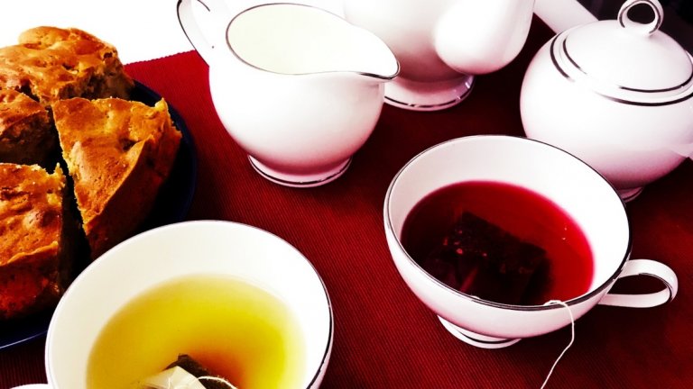 17. Опитайте подходящи напитки
Има напитки, които съдържат важни витамини и минерали и могат да спомогнат при симптоми на безсъние.
Някои от тях са: натурално бадемово мляко; чай от лайка, чай мента, чай от валериана; топло мляко;
От друга страна има видове чай, които съдържат натурални количества кофеин и няма да бъдат подходящ избор, когато искаме да заспим по-лесно.
Някои от тях са бял чай, зелен чай и черен чай.