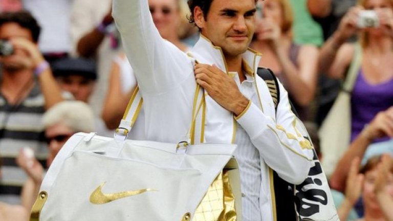 Роджър Федерер, 2009 
Горнището му бе страхотно, но не и чантата. Дори обувките на Маестрото бяха със златна ивица.