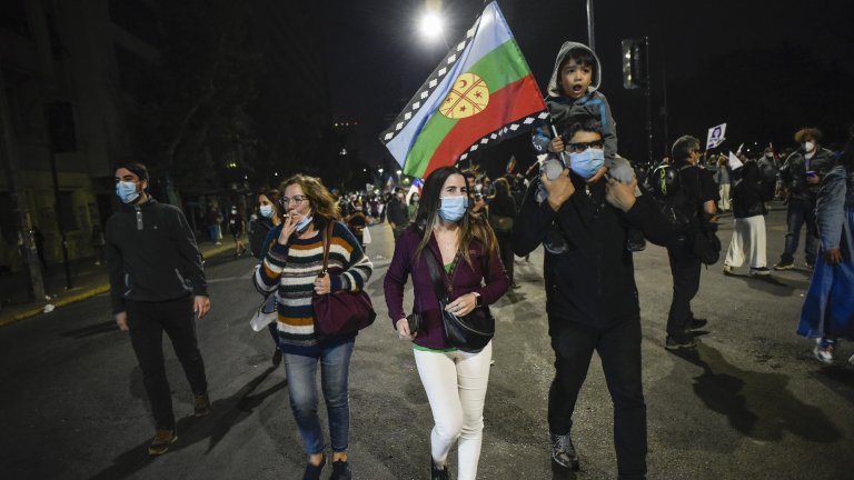 "Гражданите и демокрацията триумфираха", каза чилийският президент Себастиан Пинера на фона на масовите тържества по улиците
