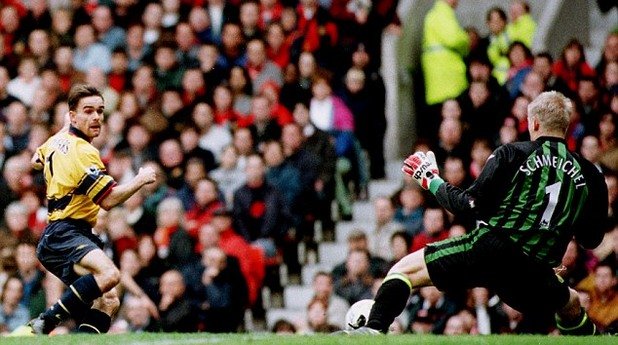 Марк Овермарс

Феноменално ляво крило, холандецът заслужаваше да бъде сред идеалните 11 най-малкото през дебютния си сезон за Арсенал, 1997/98. Тогава той спечели дубъл, вкарвайки победния гол за решителната победа над Манчестър Юнайтед с 1:0 на "Олд Трафорд" през март. Овермарс вкара общо 12 гола за първенство в онази кампания, включително на два пъти срещу Евертън в деня, когато Арсенал спечели титлата. И все пак беше изпреварен от Райън Гигс в отбора на сезона, най-вече заради ранното гласуване.