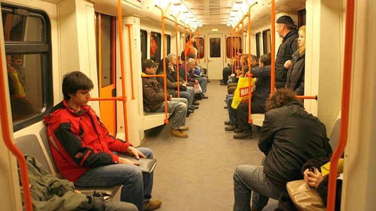 Средностатистическият Млад Българин в София - СМБС се движи обикновено с метро, където не само не се бута, но и възпитано отстъпва мястото си